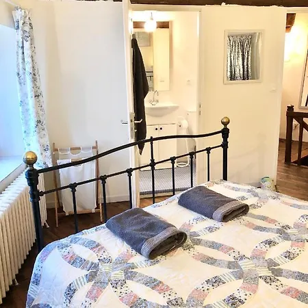 Holiday Petite Maison Bleue * Puy-l'Eveque